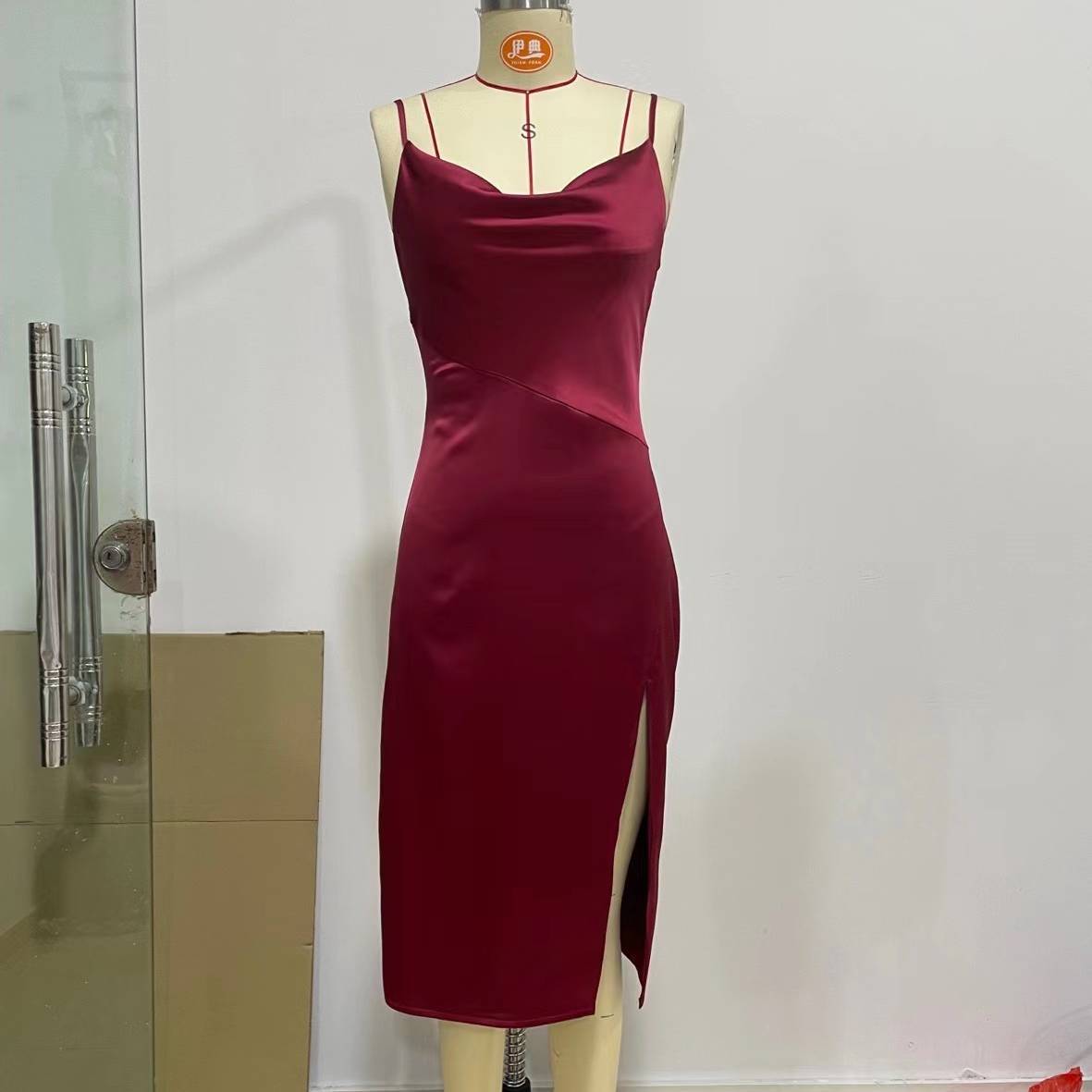 Mien - Stijlvolle Satijnen Jurk Met Split